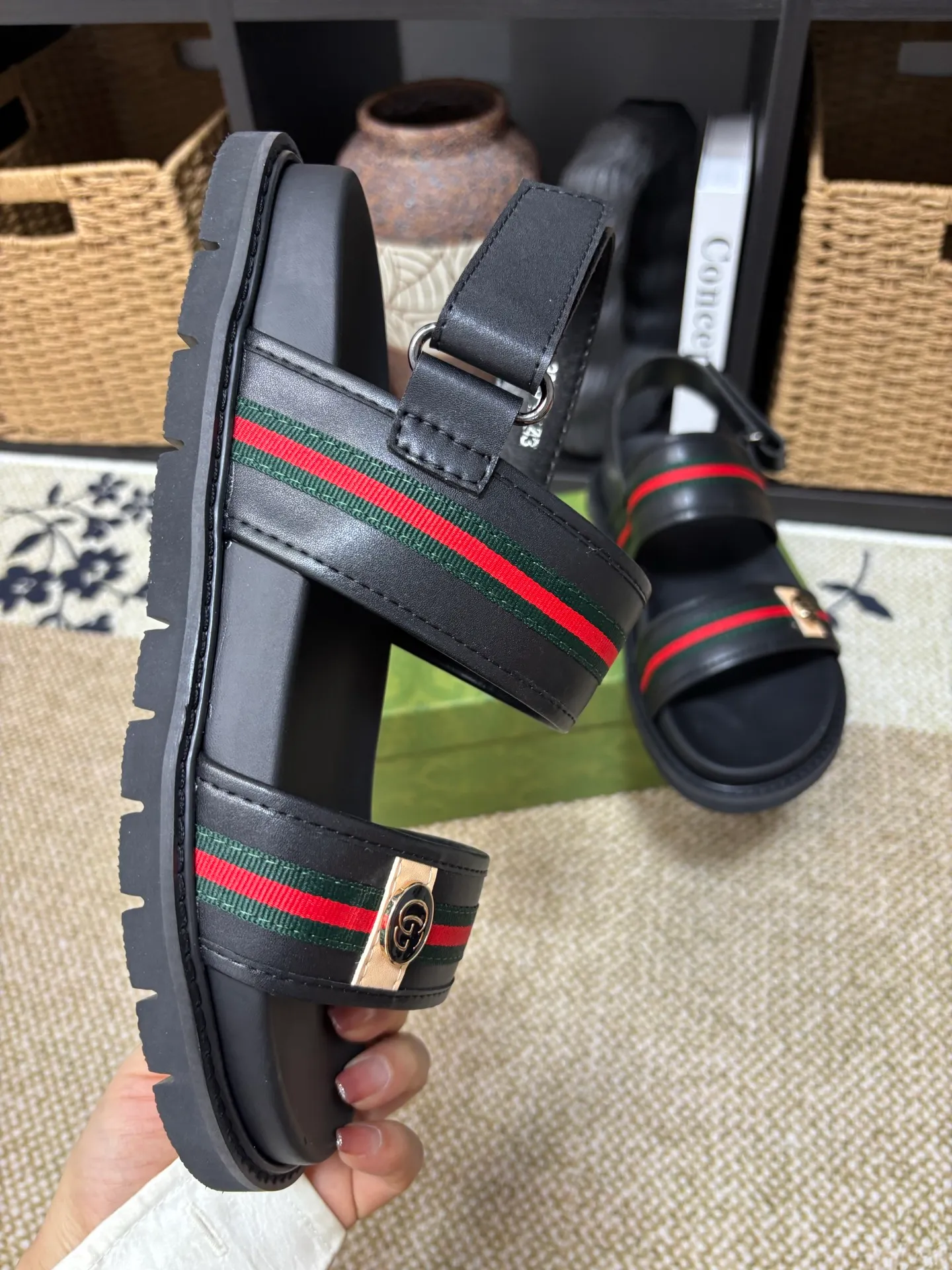 Factory 💰 300 yuan Gucci slippers] high-end men's shoes brand official website 1:1 latest masterpiece: original mold customization, the fabric is made of imported original materials, upgraded outsole, lighter and non-slip. The market's top quality, simple yet tasteful, a must-have for fashionistas, fashionable at your feet, full of confidence, the same style at the counter 👍The season of summer slippers is here. Code: 38-45 (45 customized)